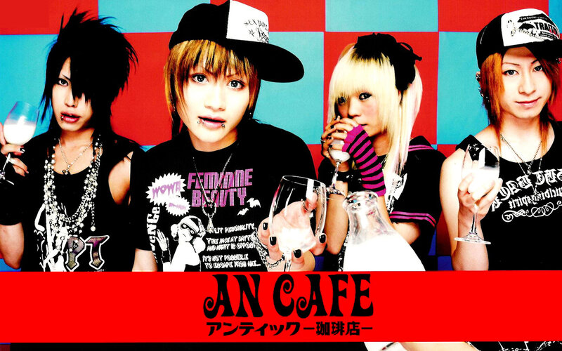band at an antique cafe