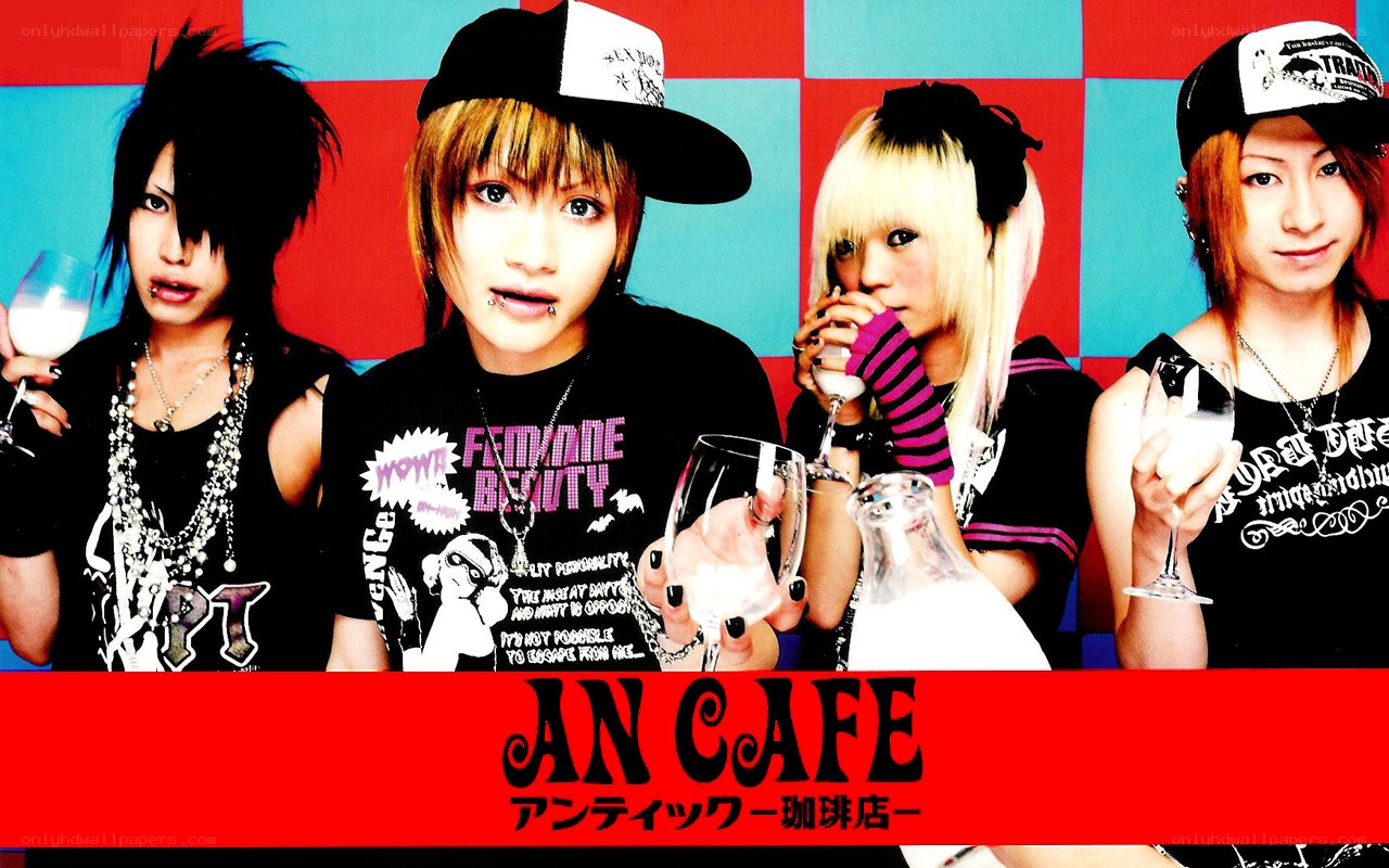 band at an antique cafe