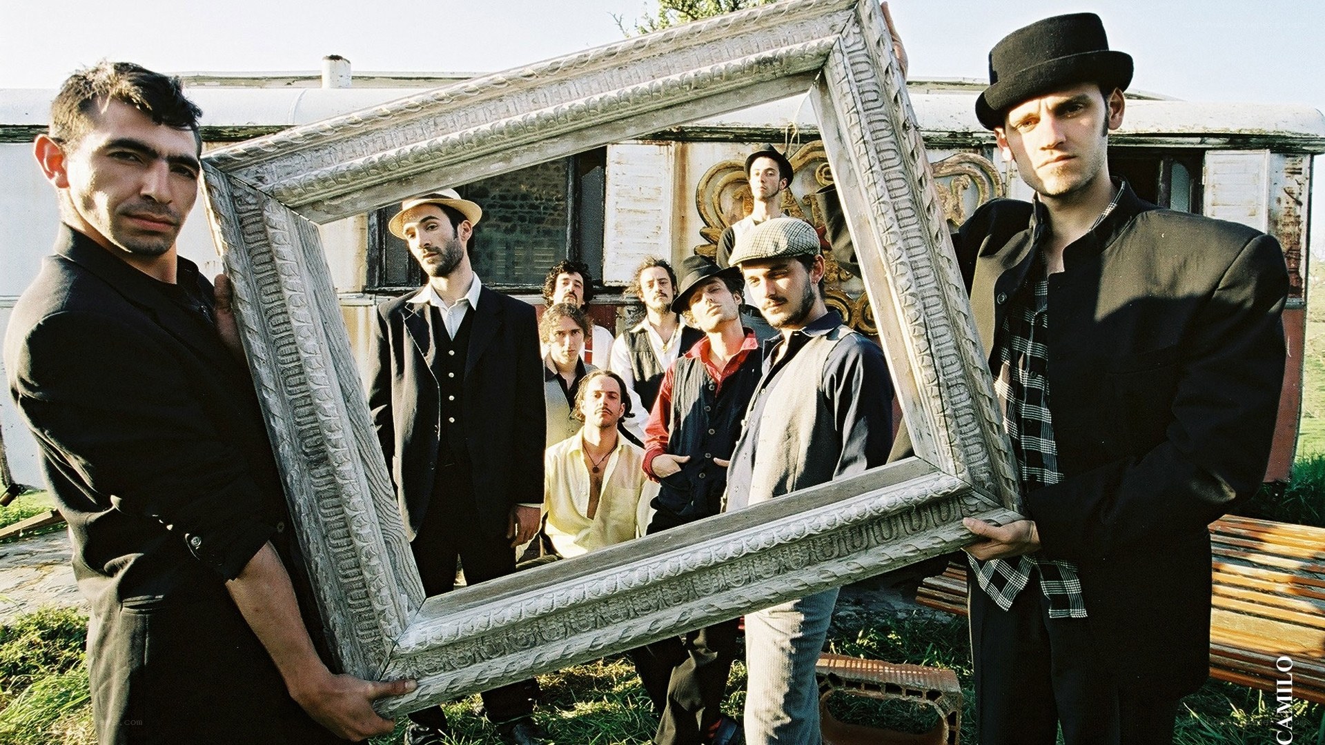 band holding picture frame