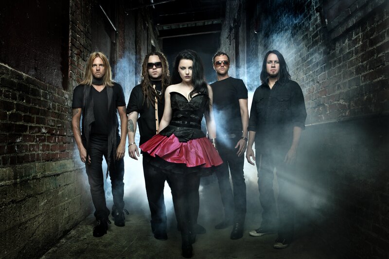Band in Alleyway — Black