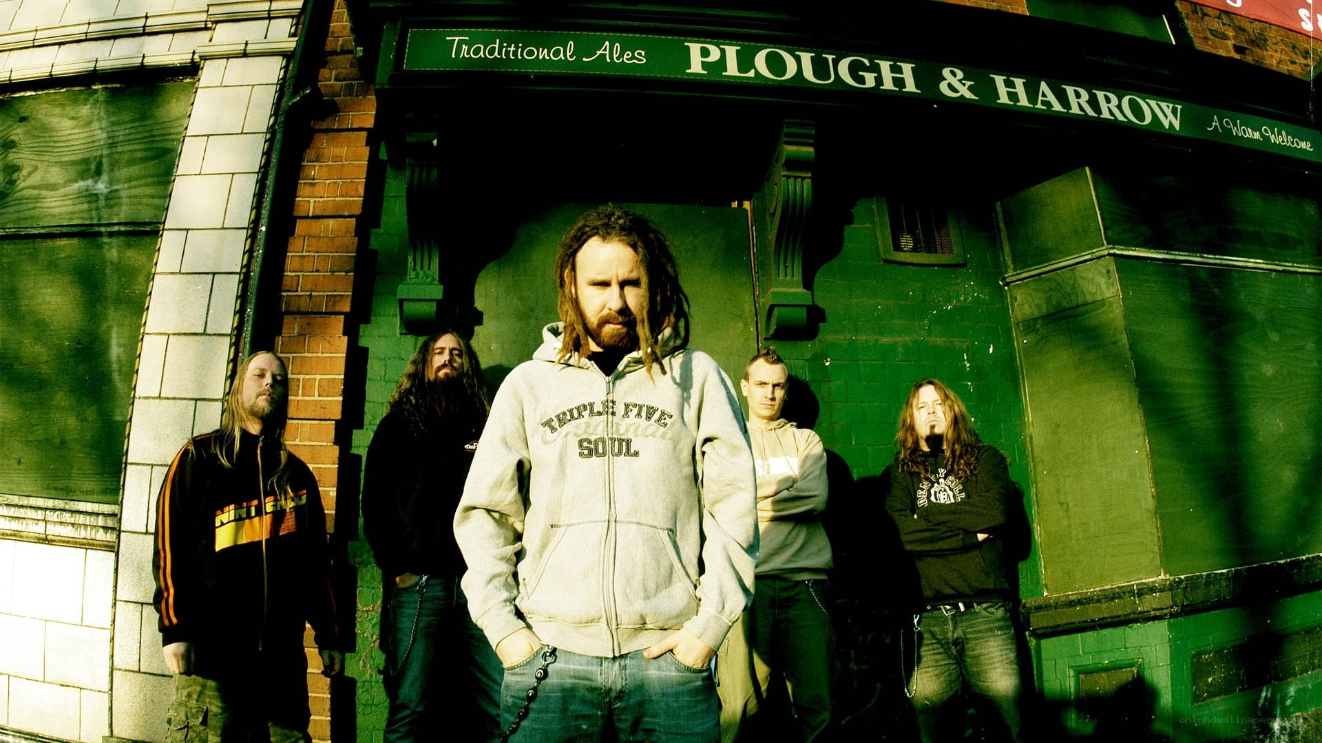 band in front of pub