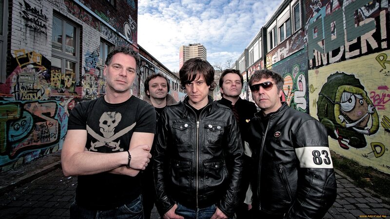 band in graffiti alley