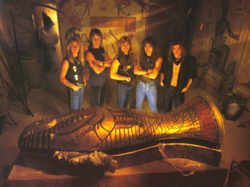 Band in Tomb Setting