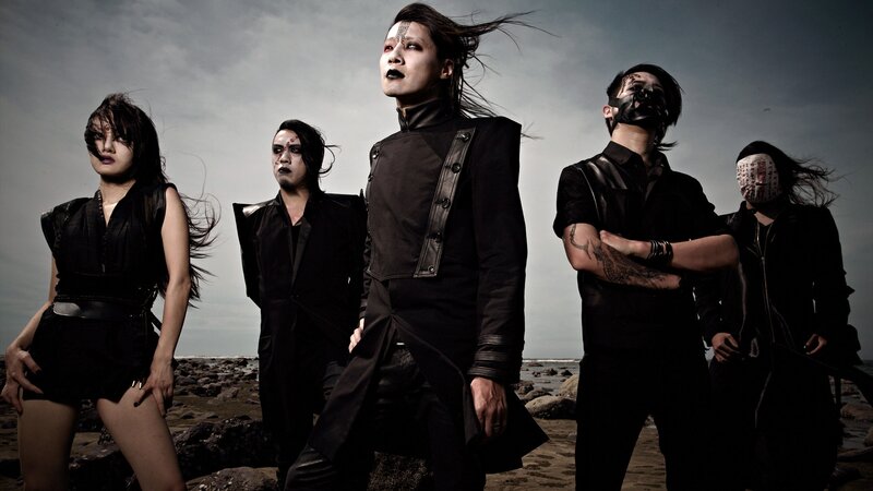 Band on Rocky Beach — Black