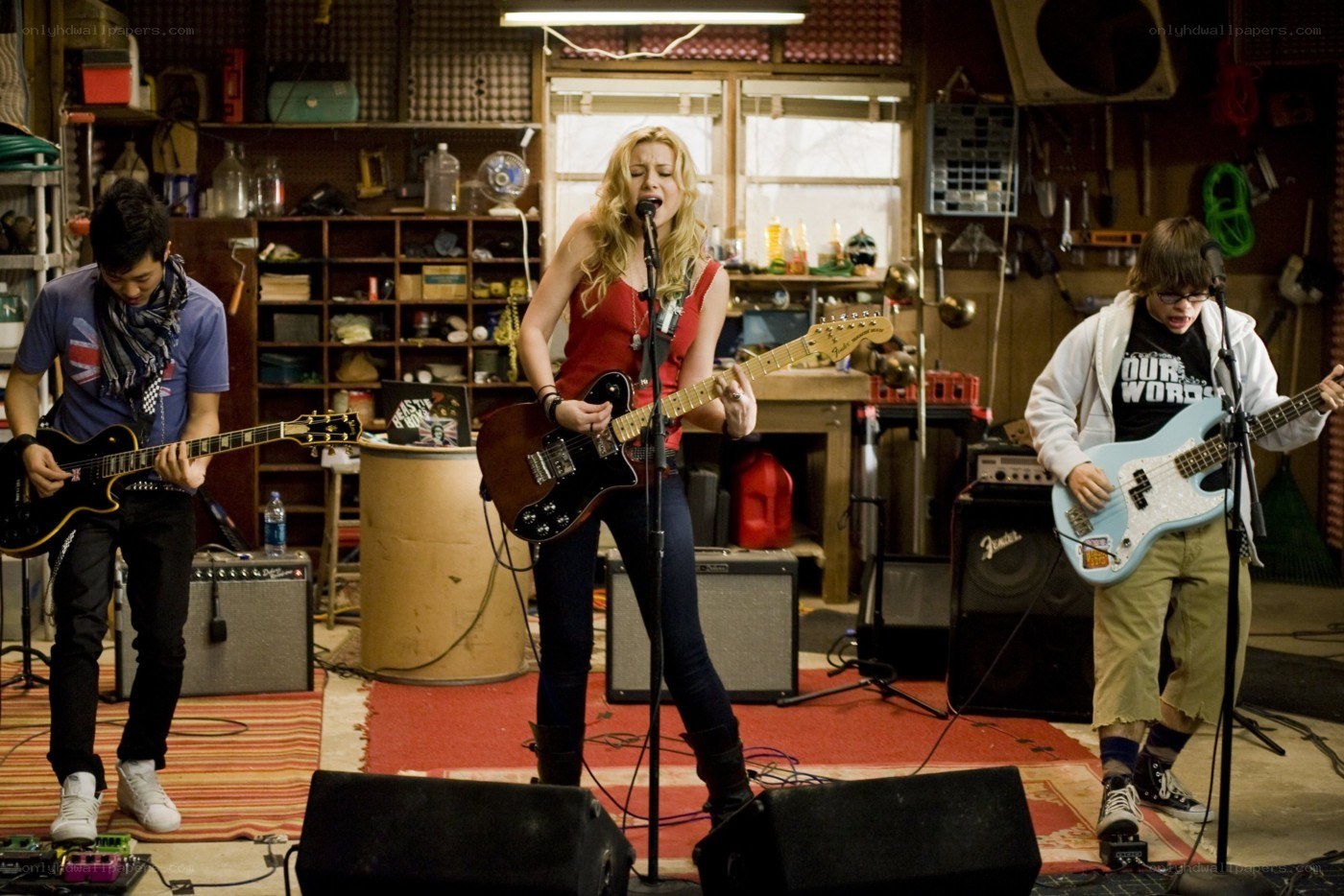 band playing in garage