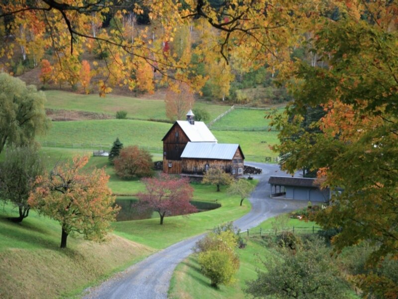 Barn in Autumn Valley — Green