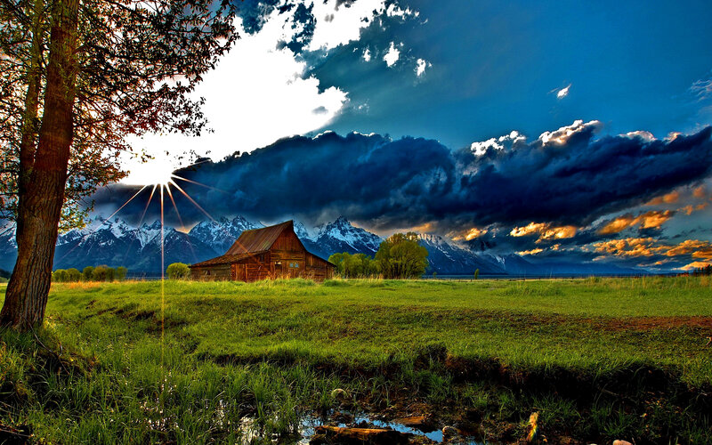 Barn in Mountain Valley — Green