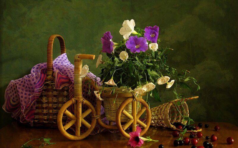 Basket with Flowers and Berries — Green