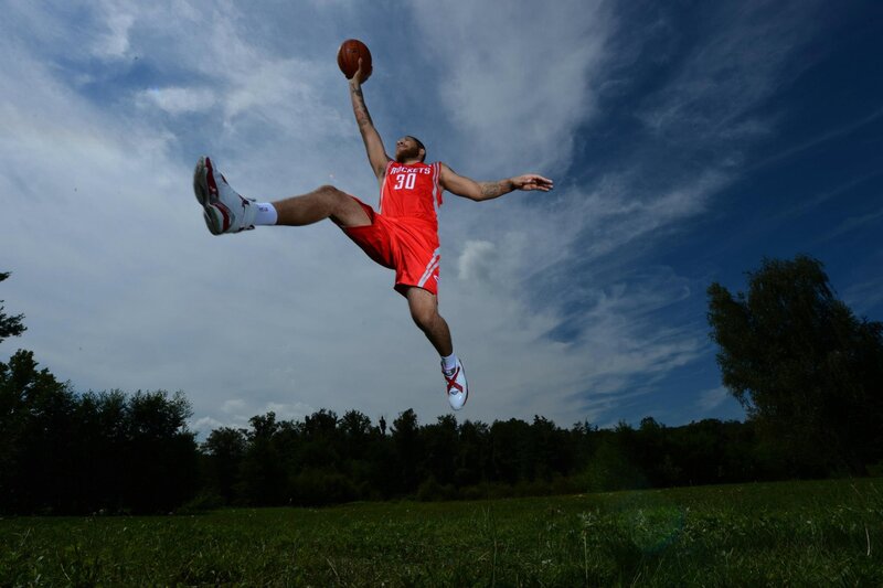 Basketball Player Jumping — Red