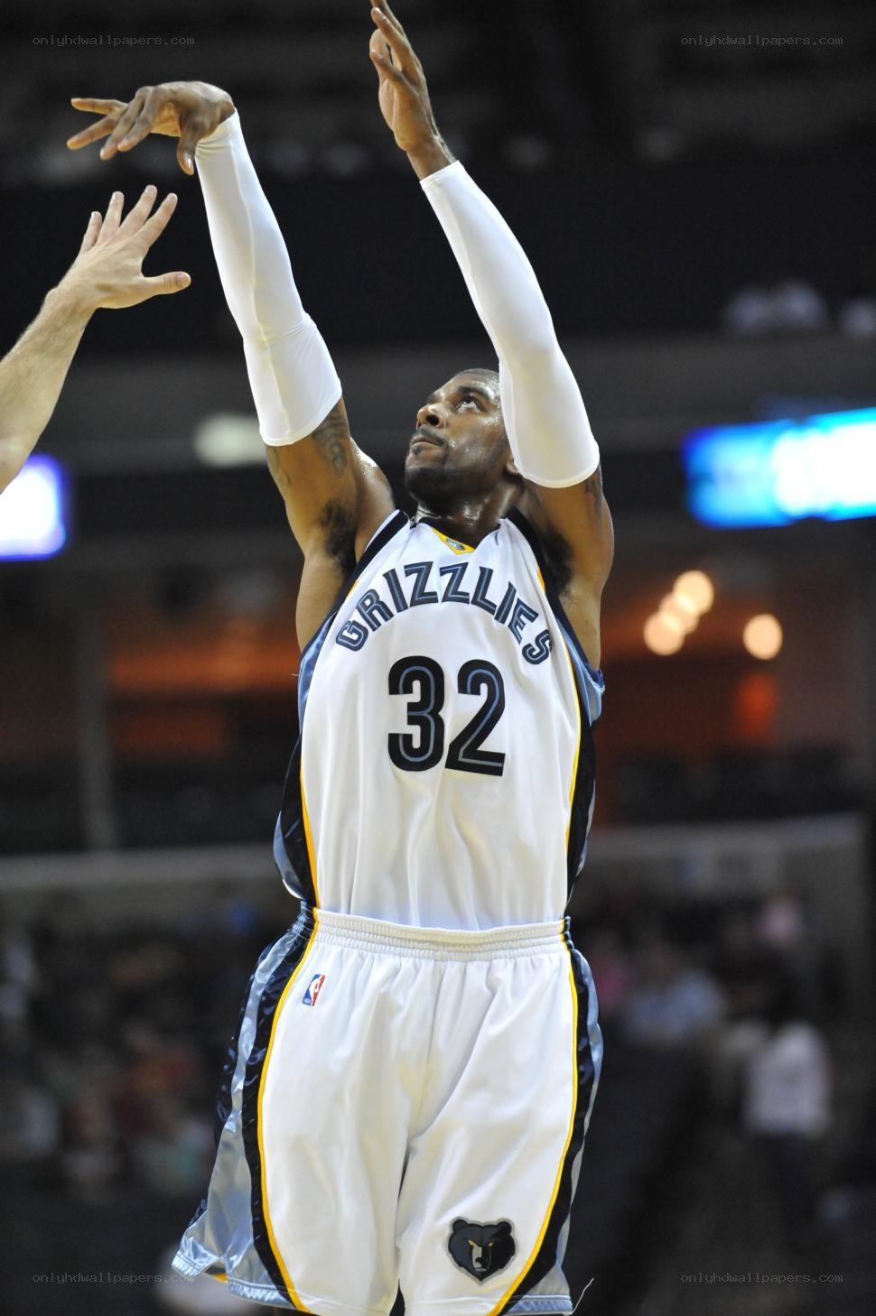 basketball player shooting