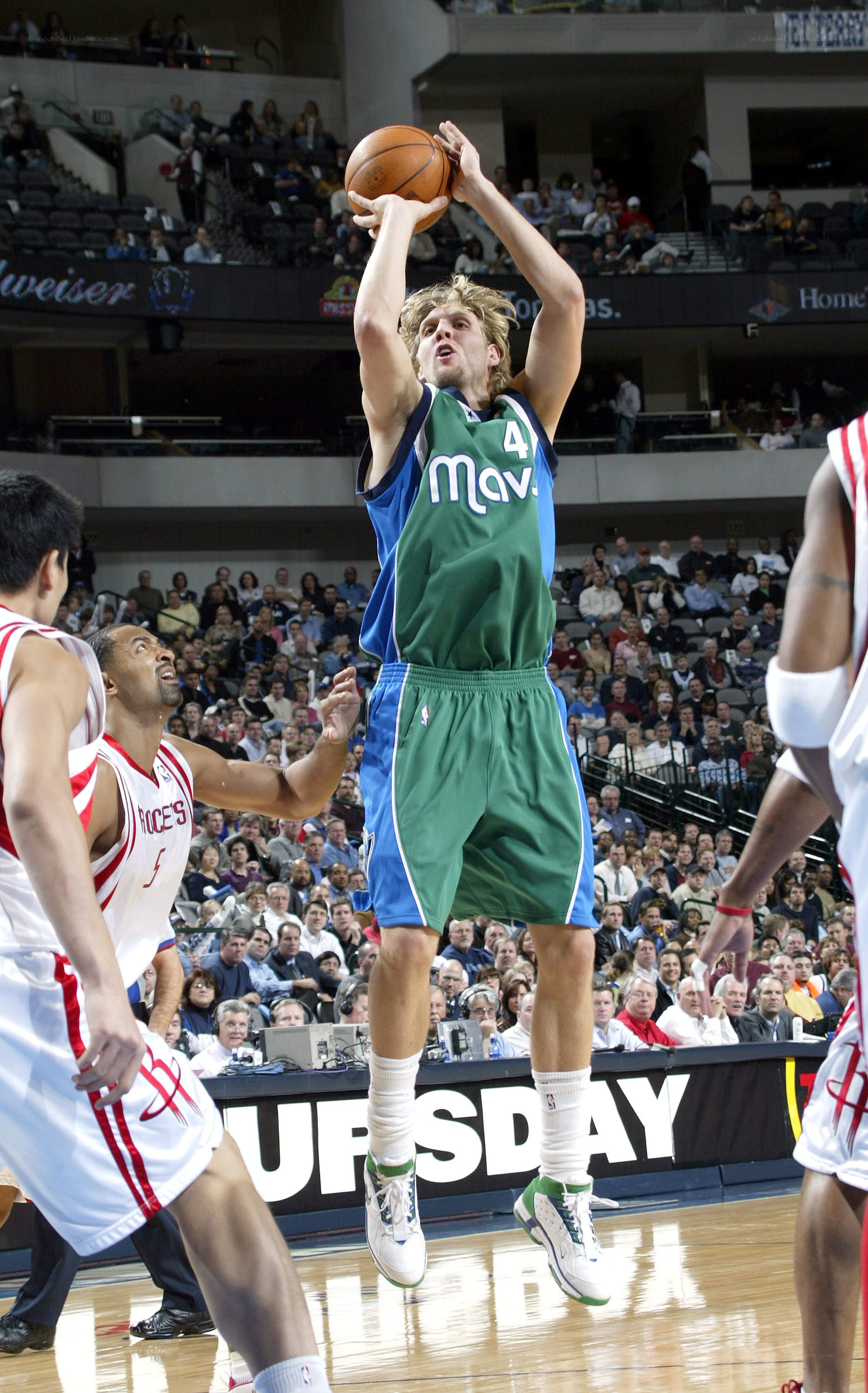 basketball player shooting