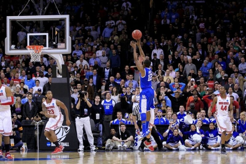 Basketball Player Shooting — Blue