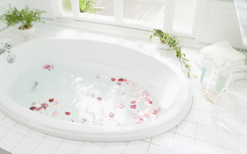 Bath with rose petals