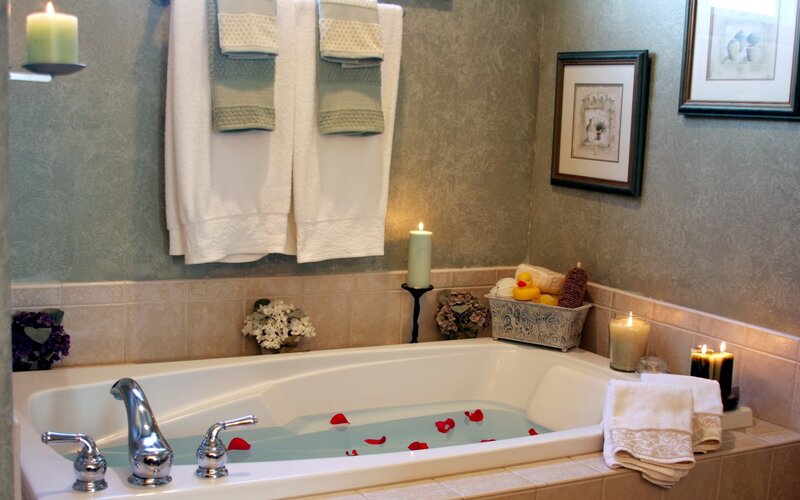 Bath with rose petals and candles
