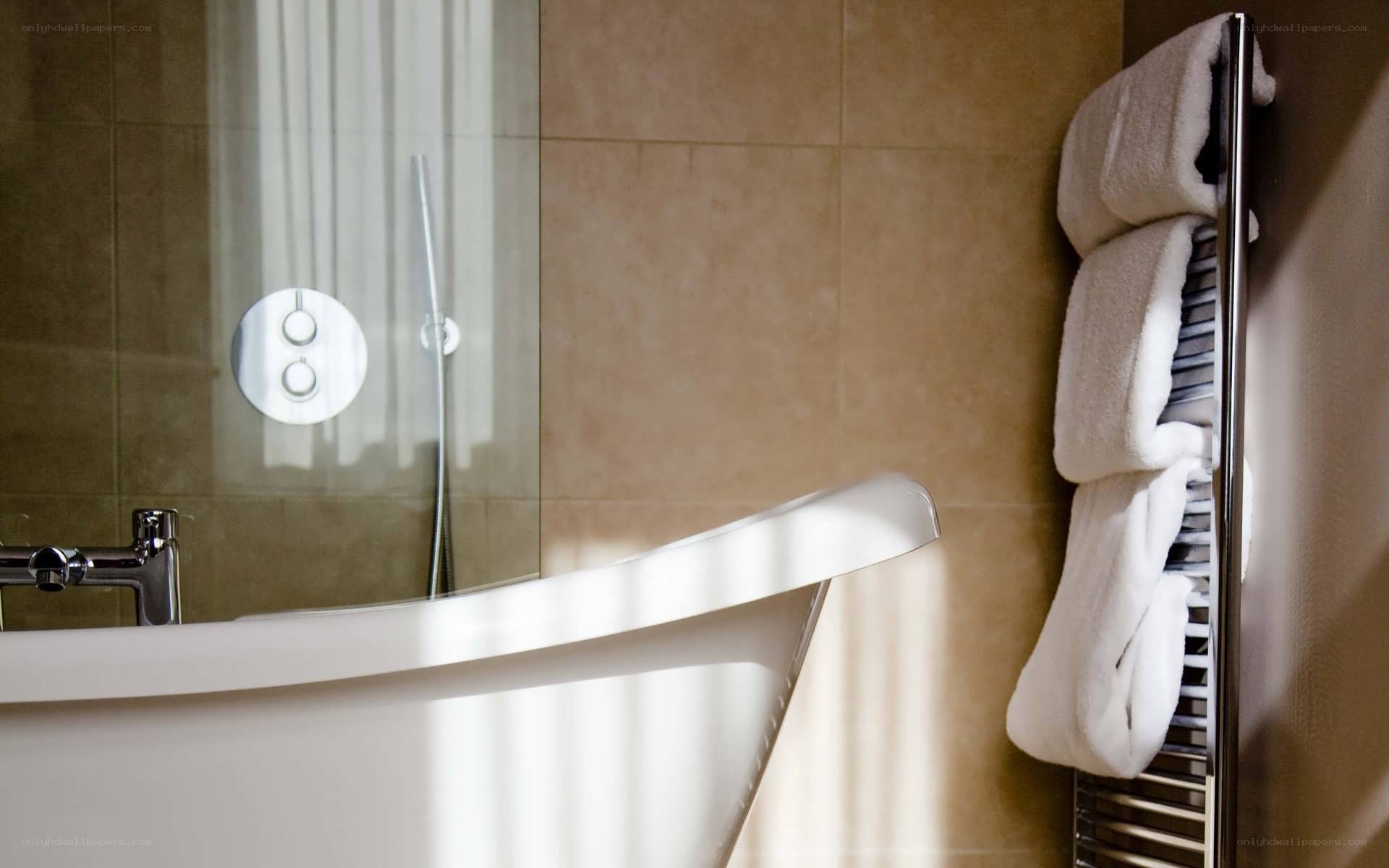 Bathroom with bathtub and towels