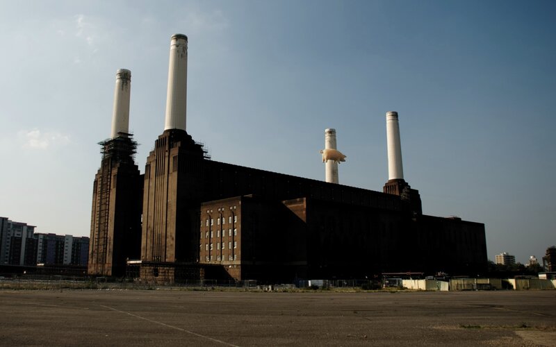 Battersea Power Station with pig sculpture