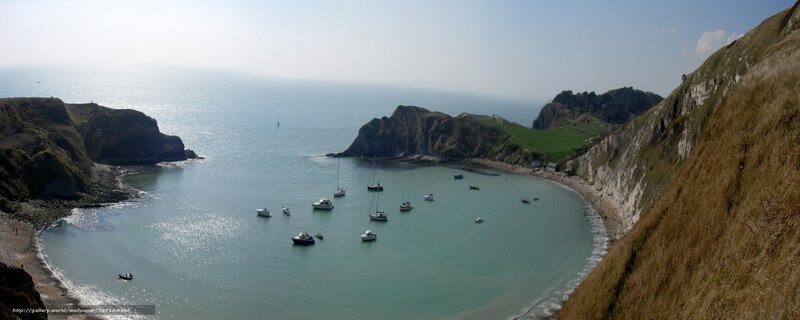 Bay with boats and cliffs