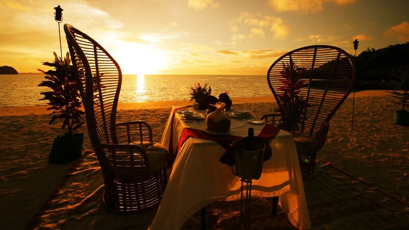 Beach Dinner Table — Gold