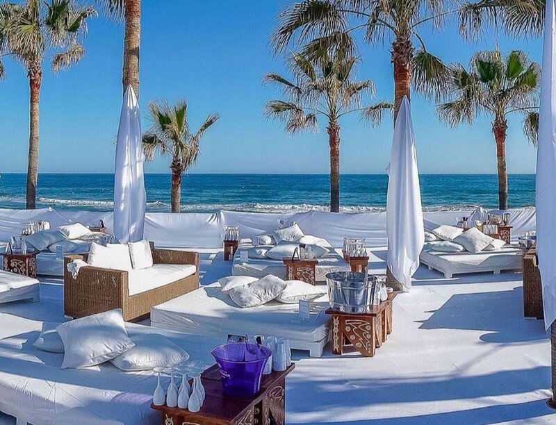 Beach Lounge Setup — White, Relaxed