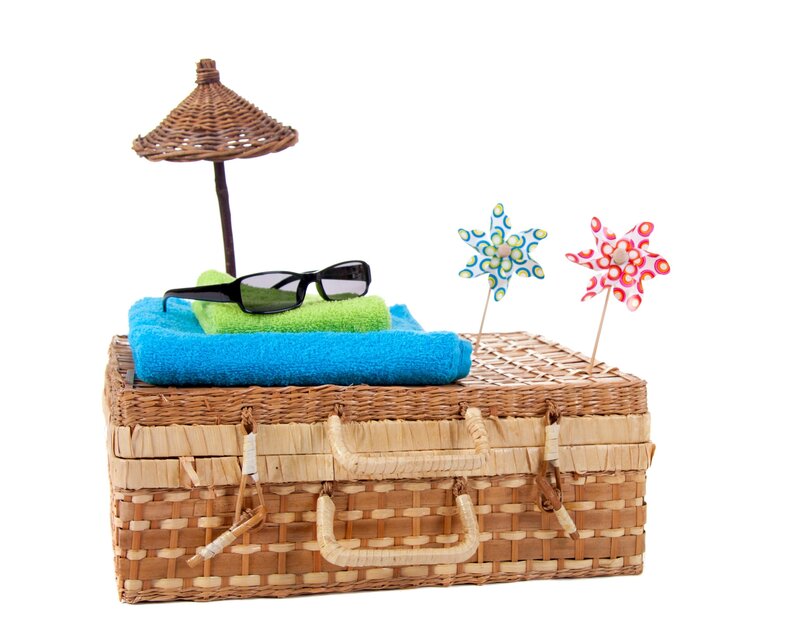 beach picnic basket with accessories