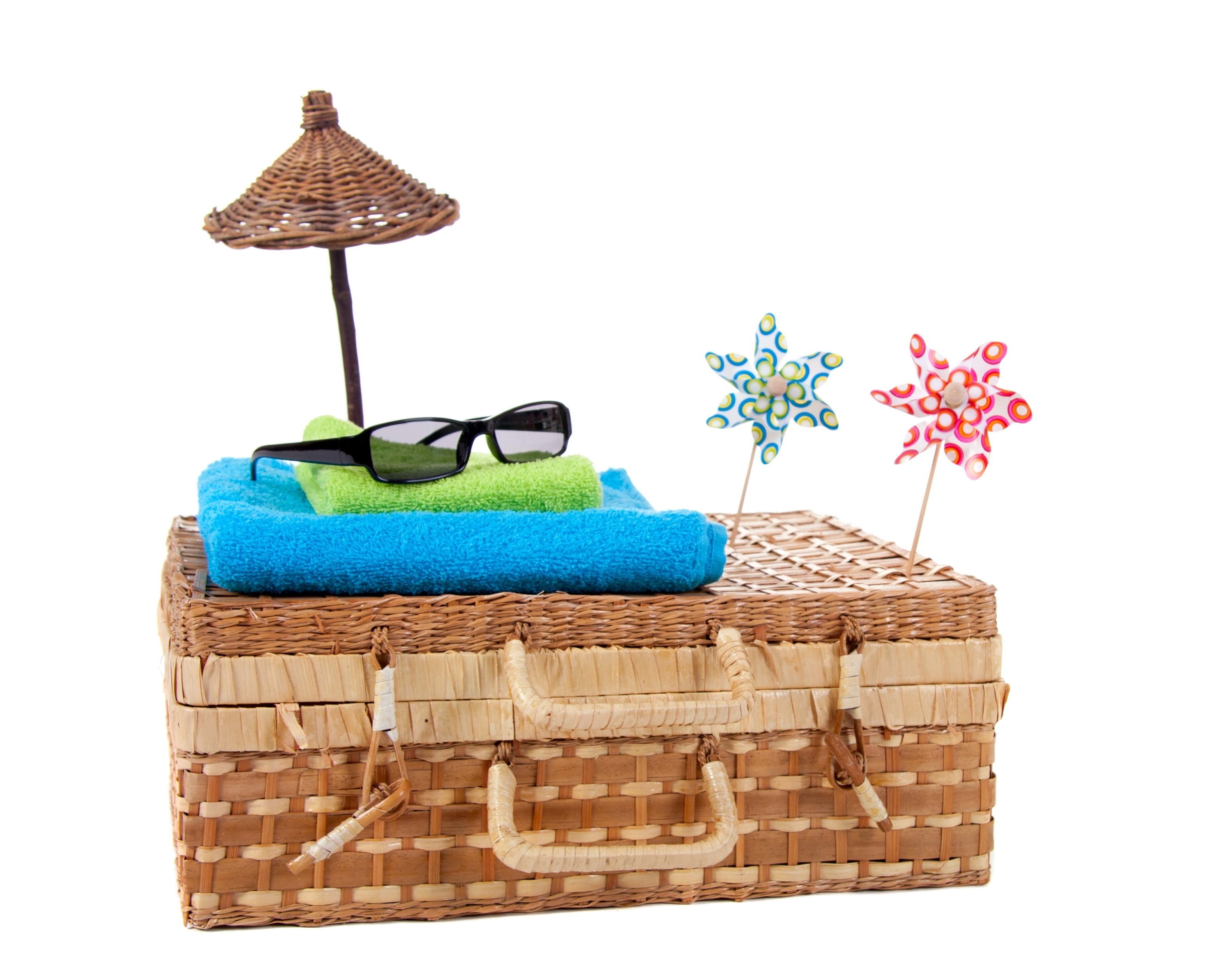 beach picnic basket with accessories