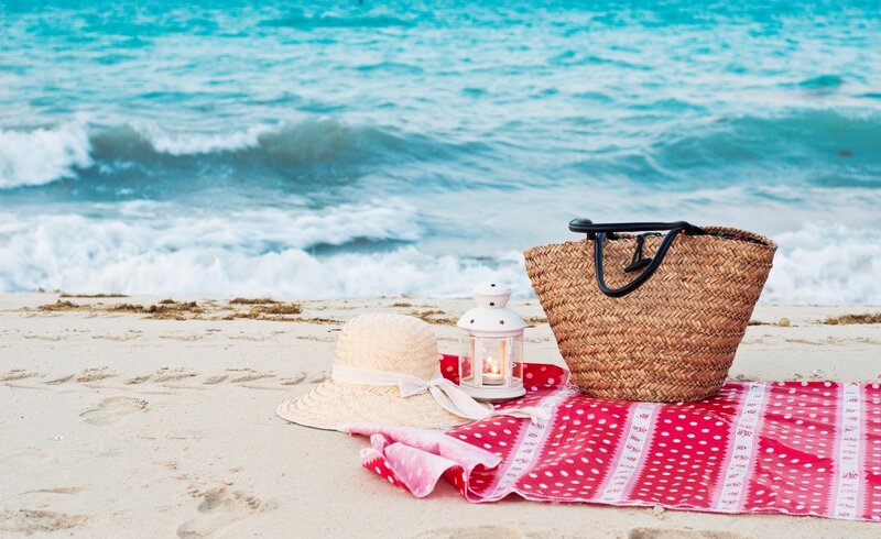 Beach Picnic Setup — Red