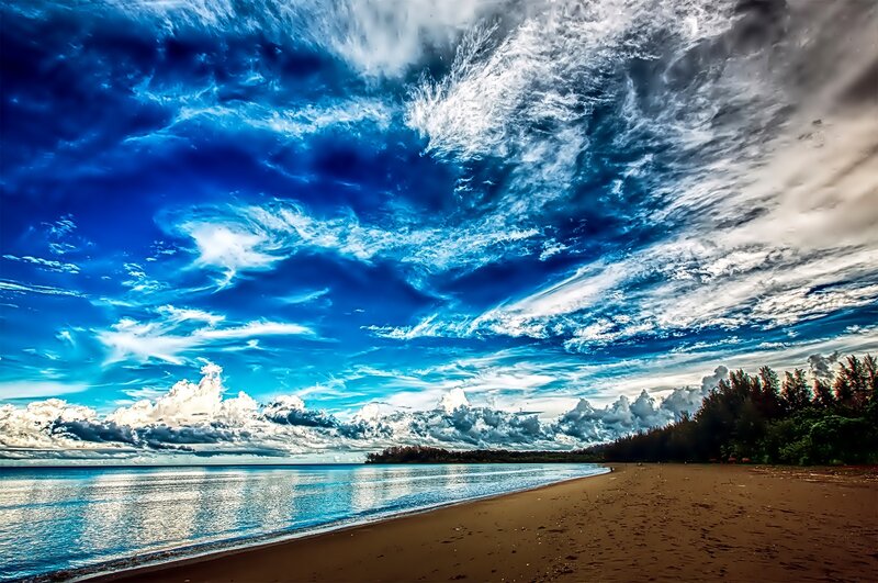 Beach with Blue Sky — Dramatic