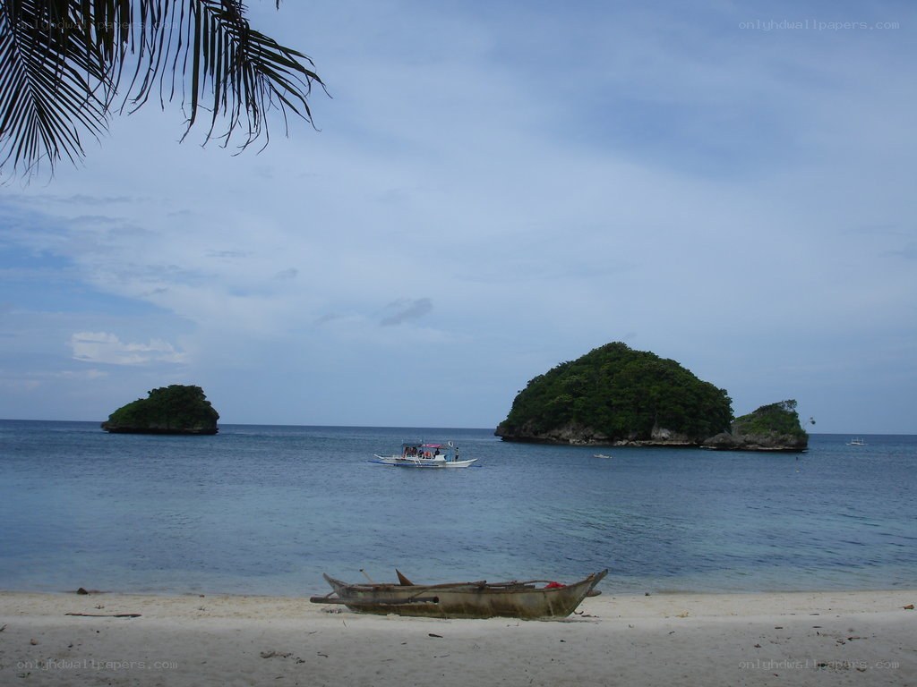 Beach with boats and islands