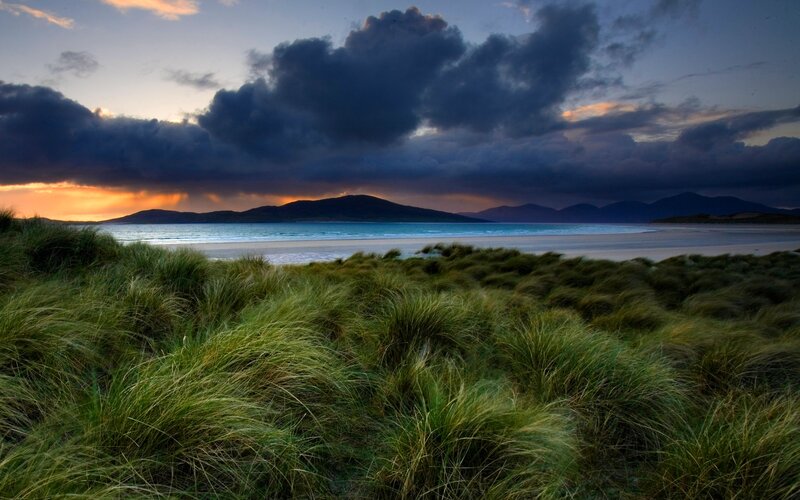 Beach with Dunes and Mountains — Green