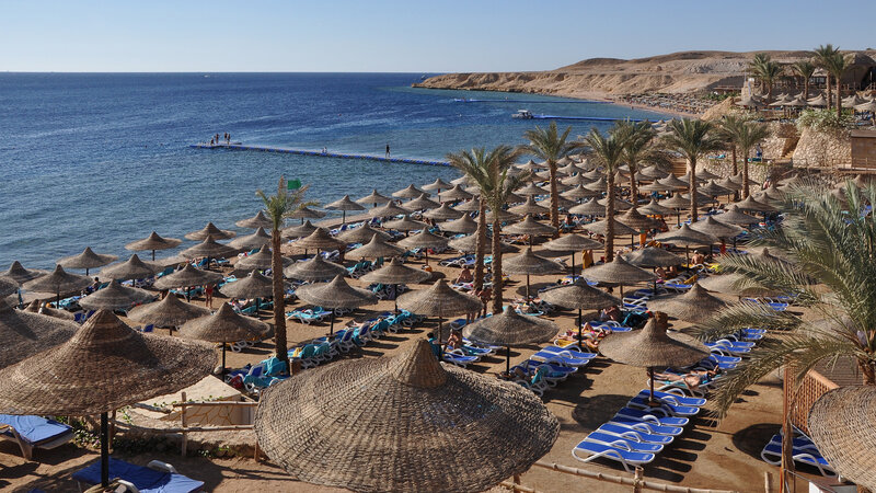 Beach with Umbrellas and Lounge Chairs — Blue