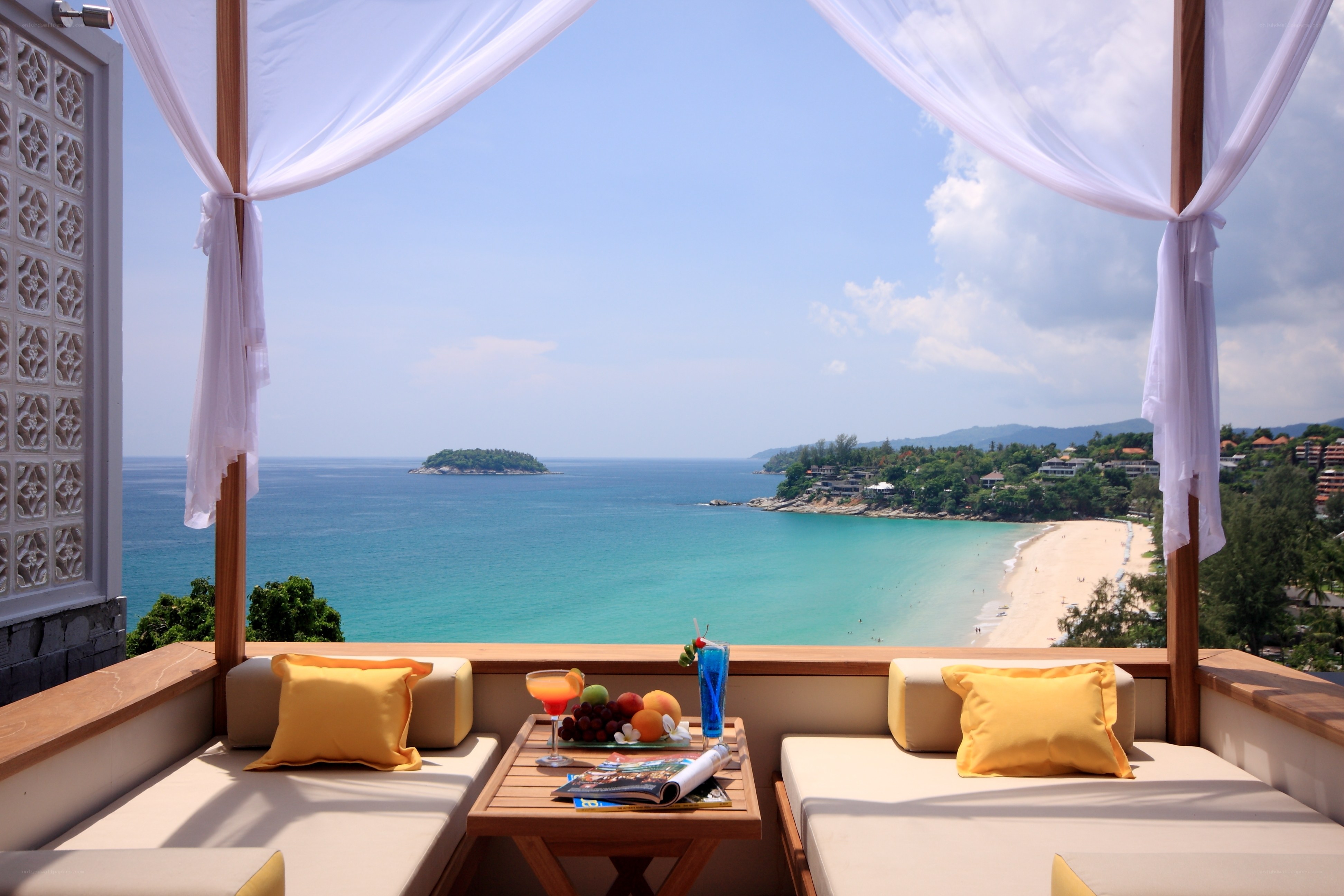 Beachfront lounge with ocean view