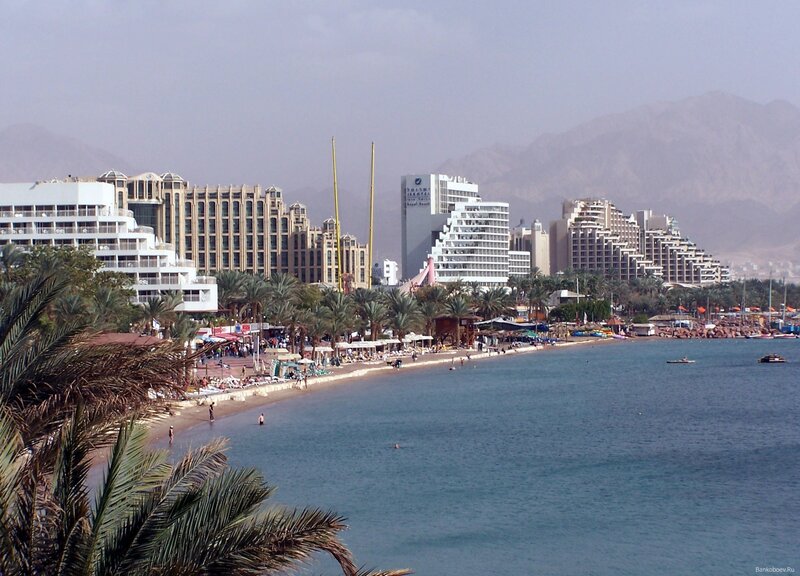 beachfront resort with mountains