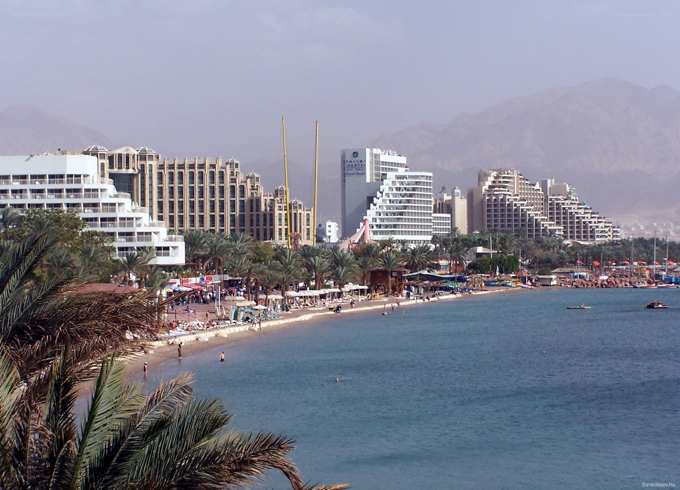 beachfront resort with mountains