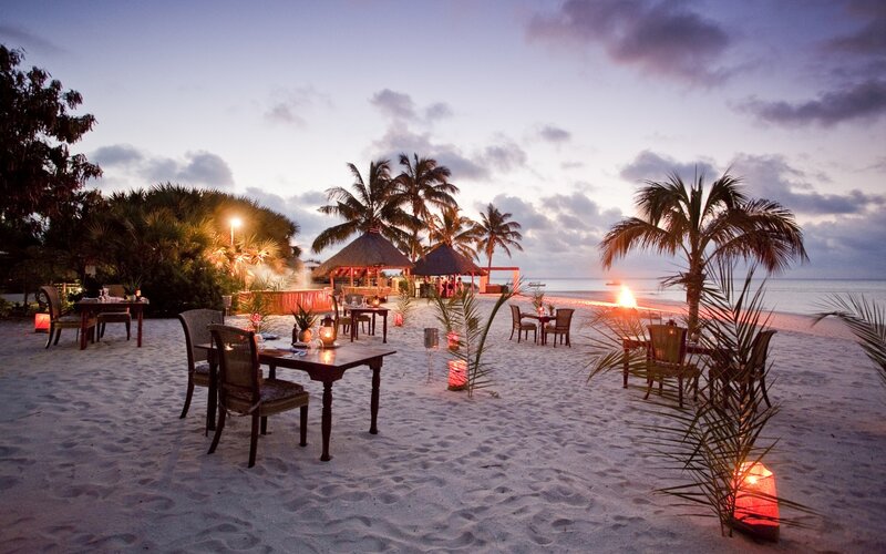 Beachside Dining Setup — White, Serene