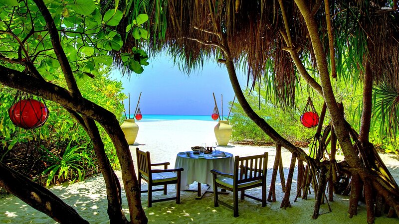 Beachside Dining Table — Green, Serene