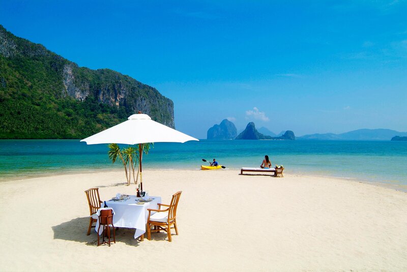 Beachside dining with kayakers