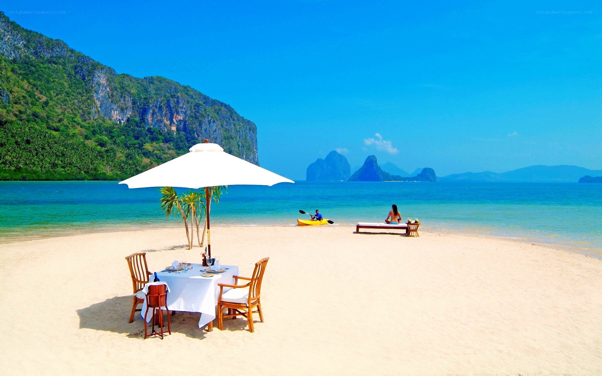 Beachside dining with kayaking