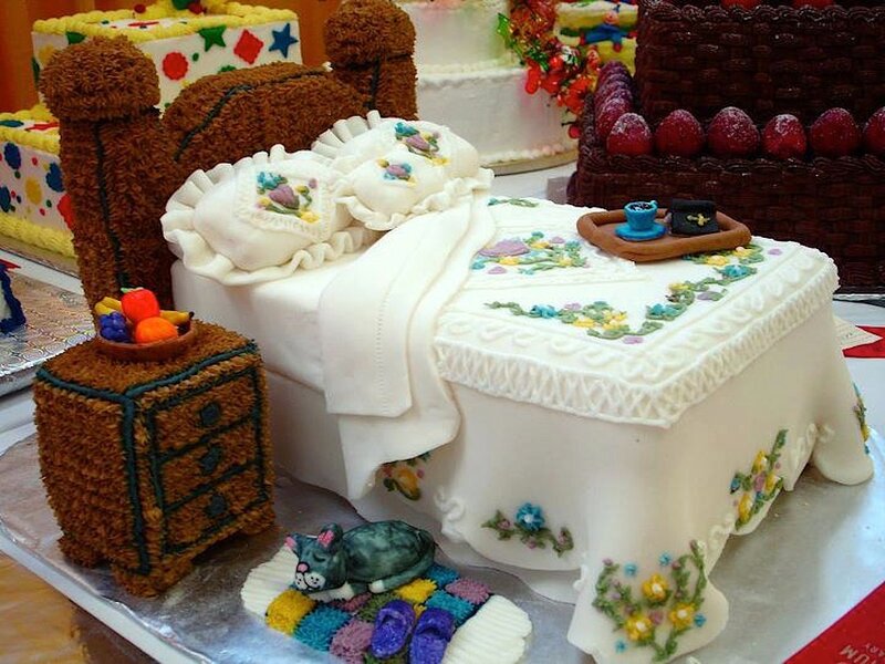 Bed-shaped Cake