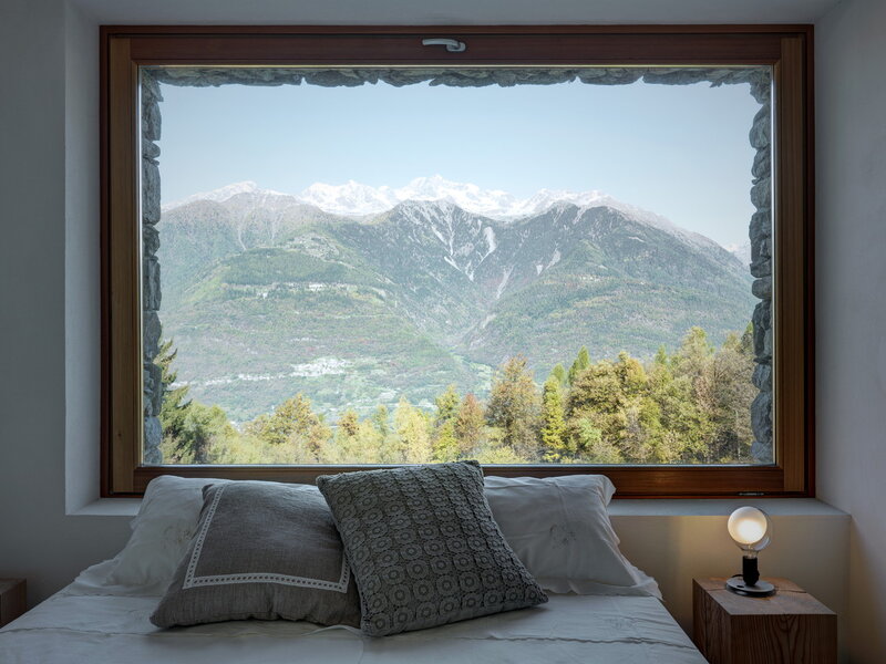 Bed with Mountain View — White