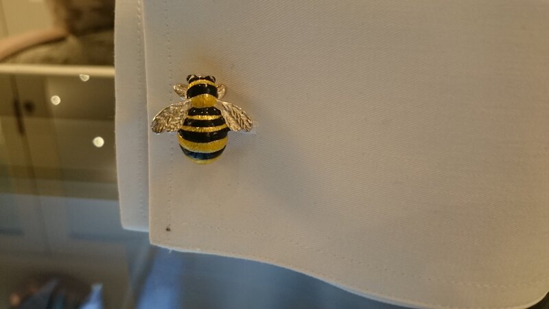 Bee-shaped Cufflink