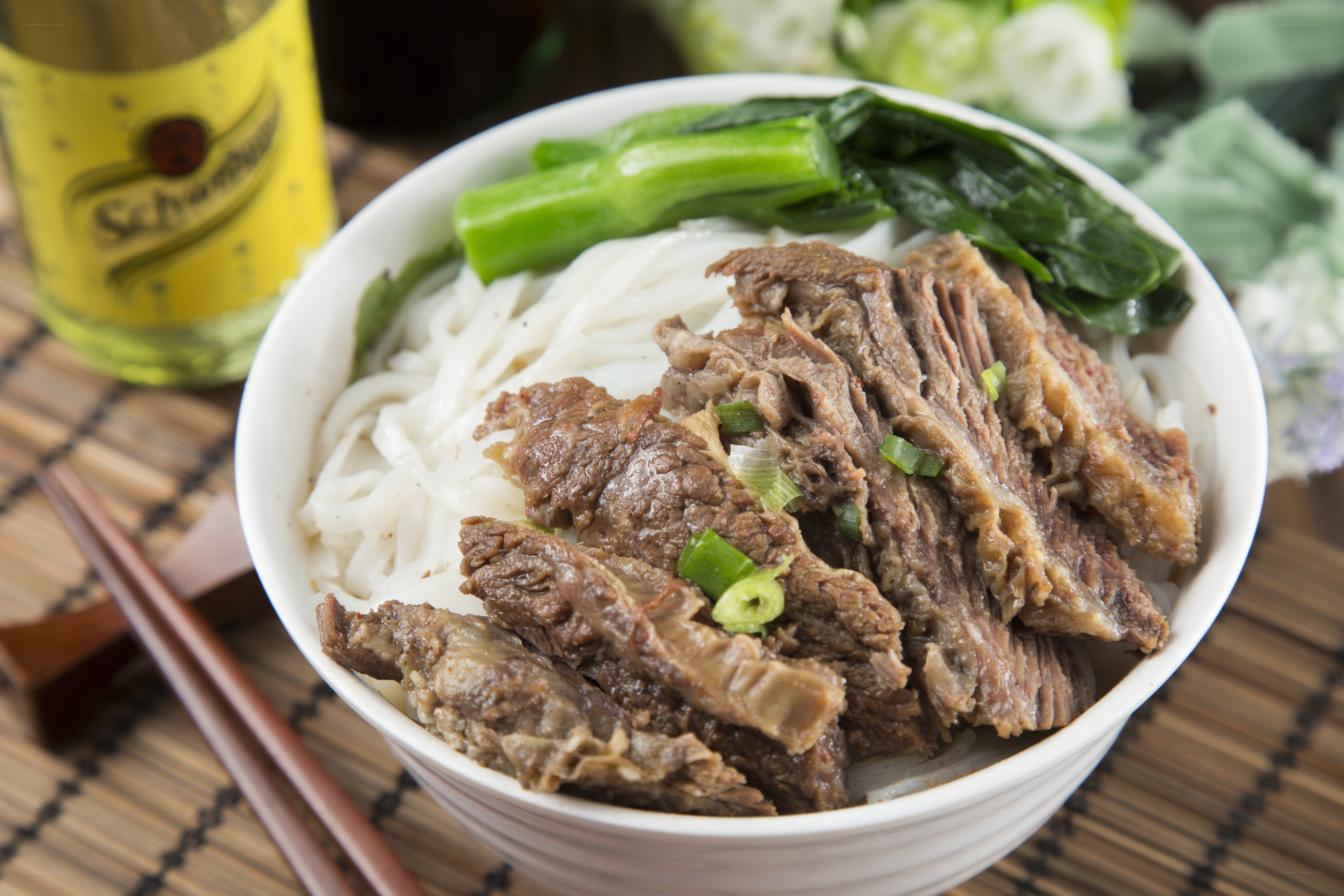 Beef noodle bowl with vegetables