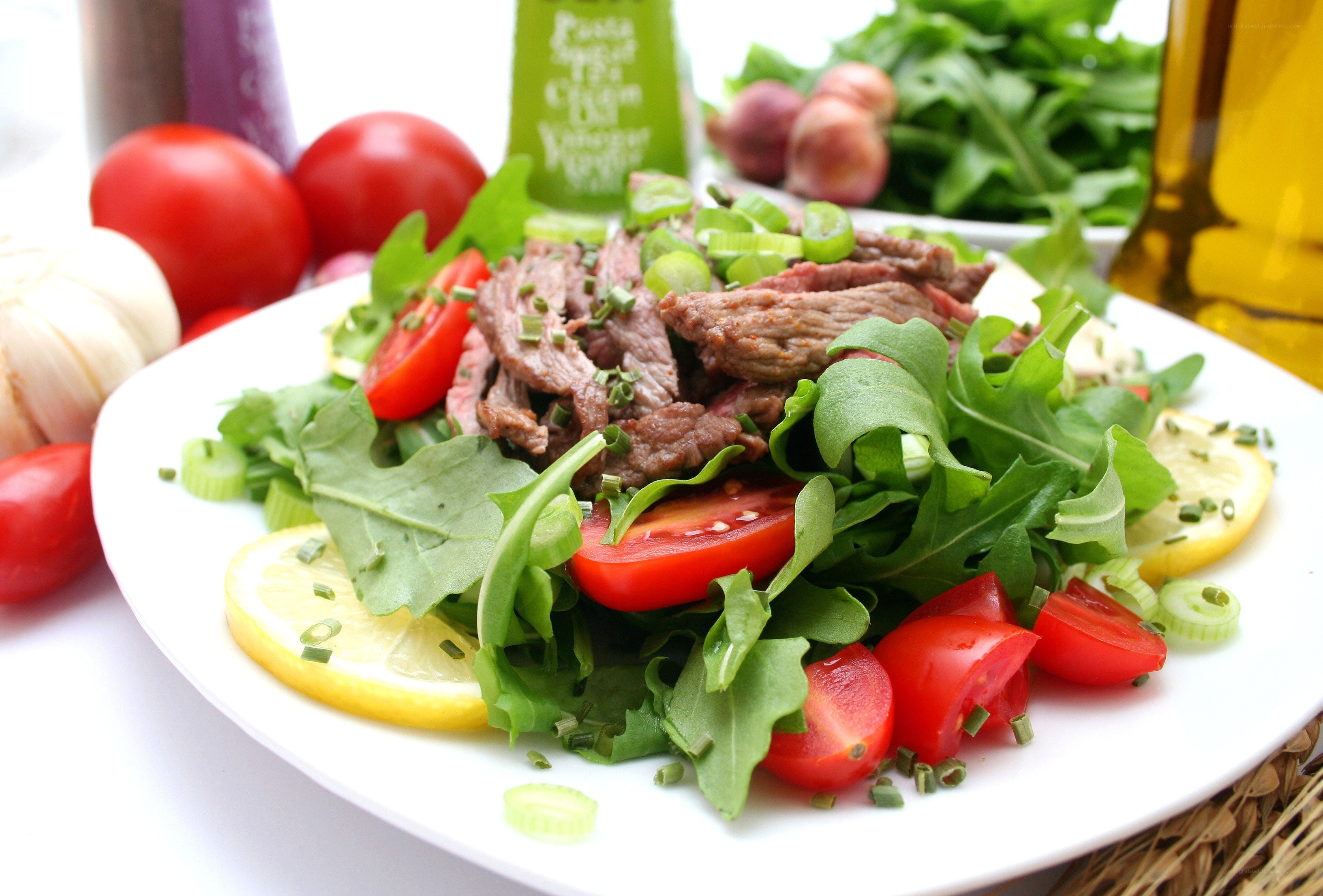 Beef salad with arugula and tomatoes