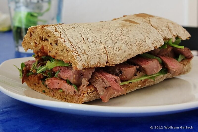 Beef sandwich with arugula