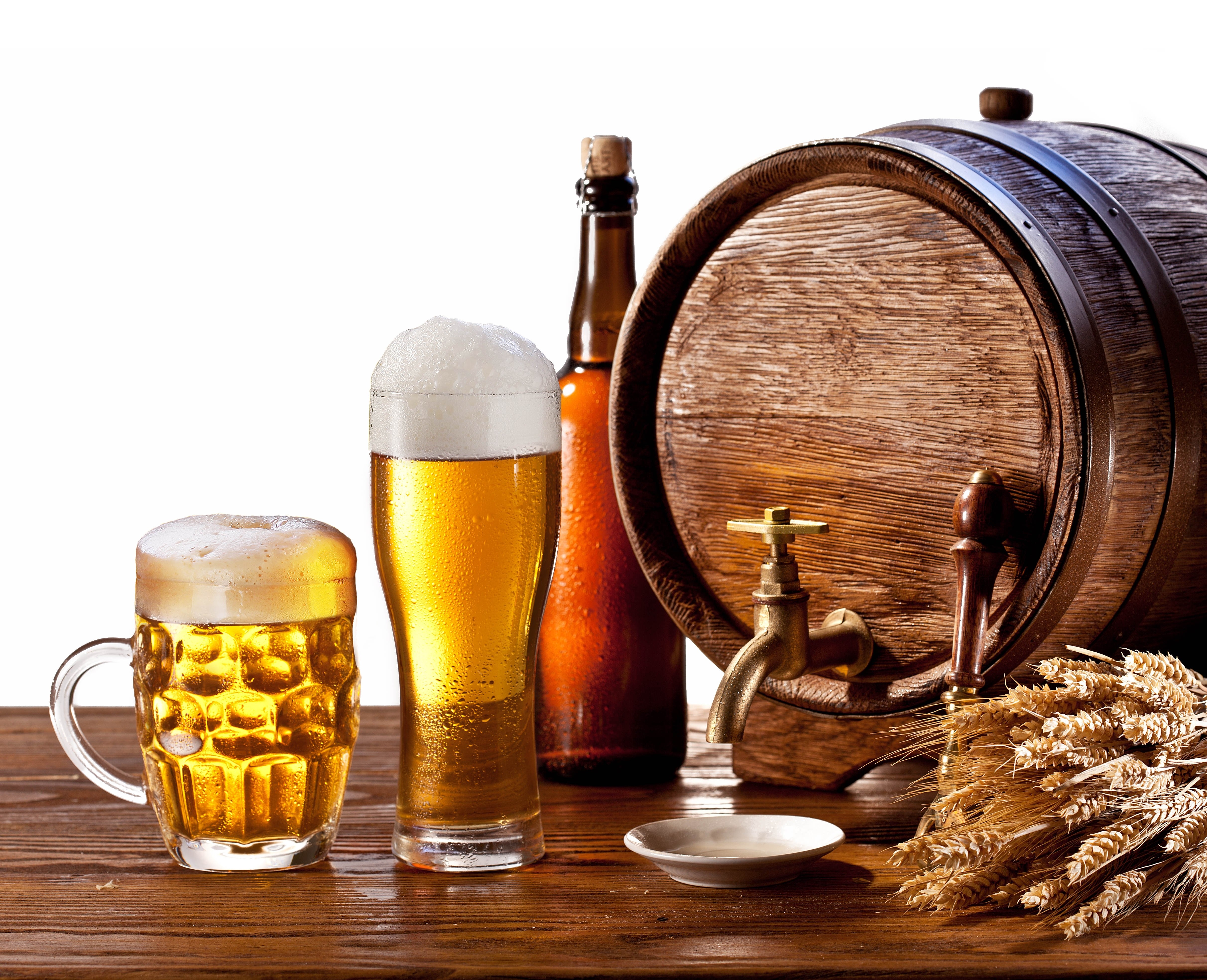 Beer glasses and barrel