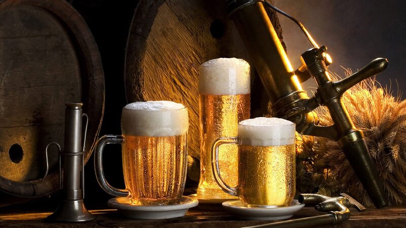 Beer glasses with barrels