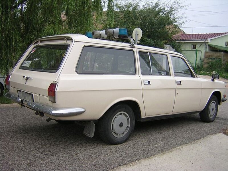 beige station wagon with roof equipment