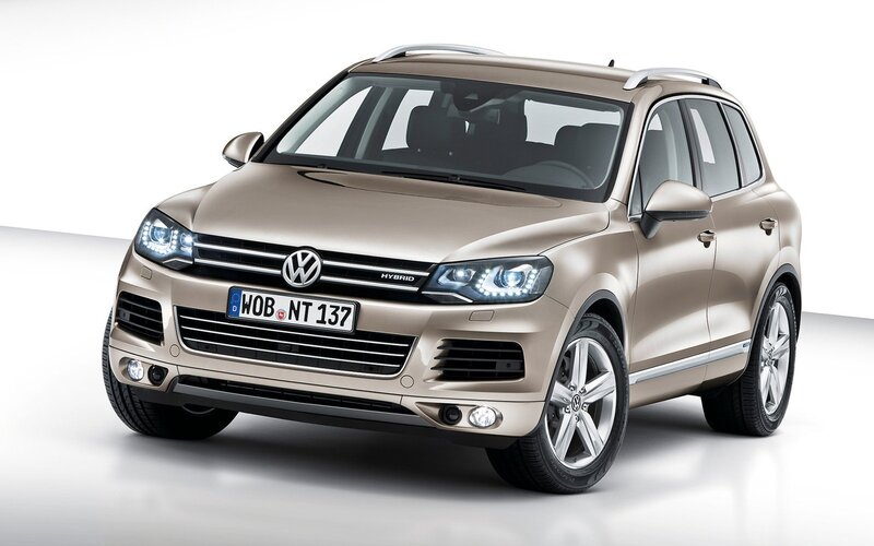 Beige Volkswagen Touareg Hybrid