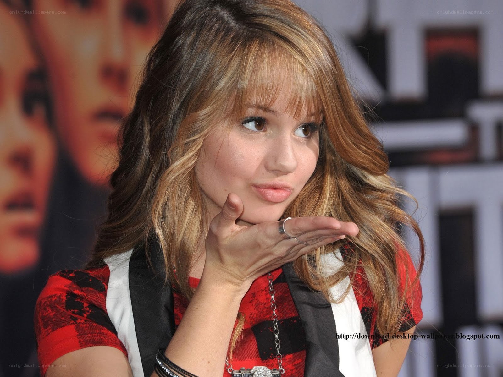 Bella Thorne blowing a kiss