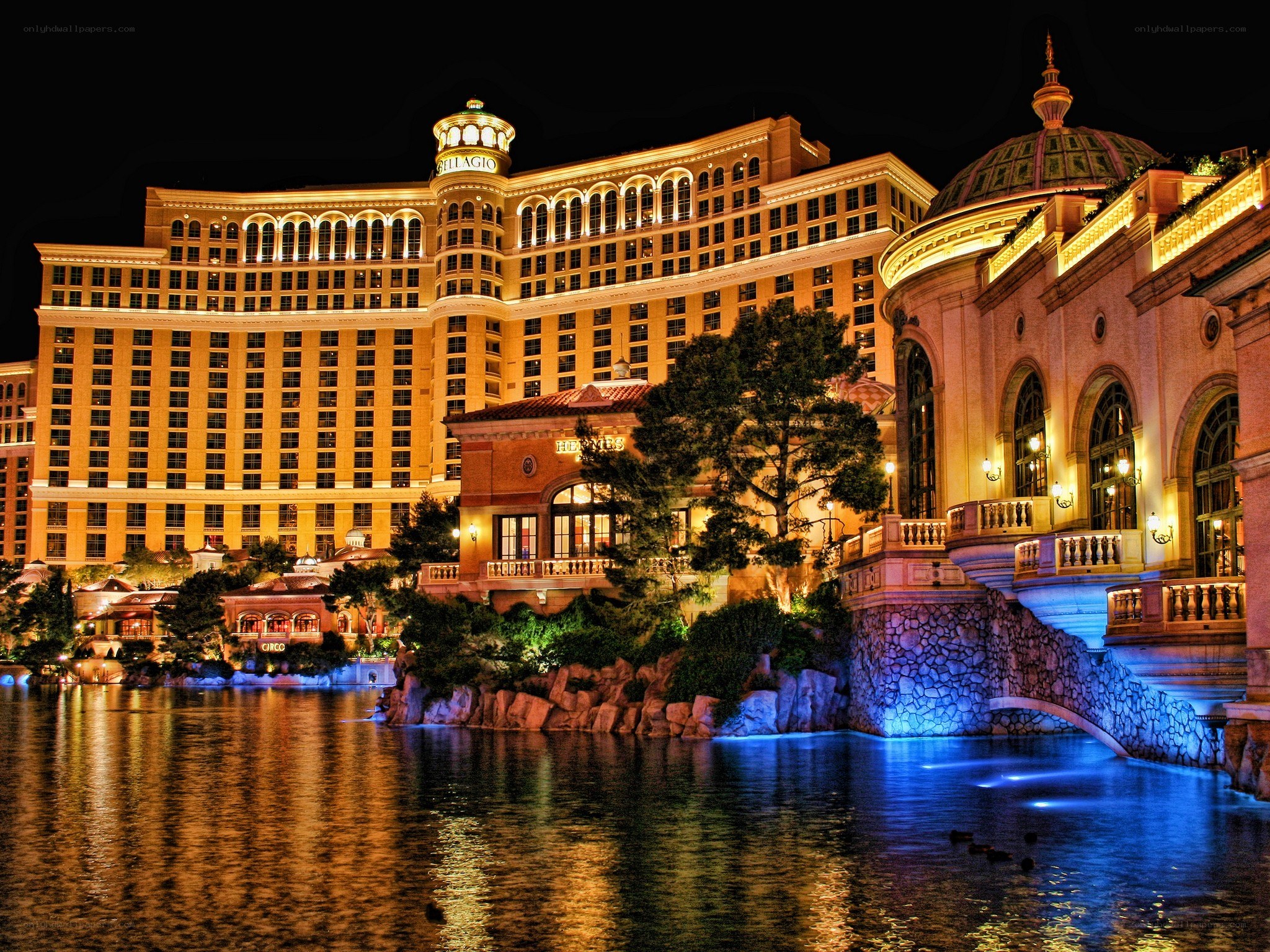 Bellagio hotel at night