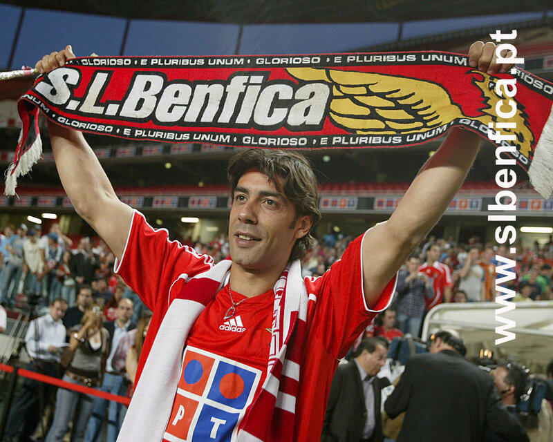 Benfica player with scarf